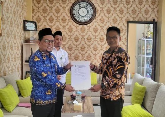 KaKanKemenag Batang menyerahkan Rekomendasi Gereja Kristen Isa Al Masih