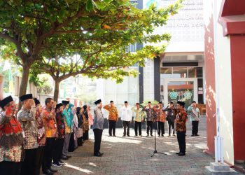 Apel Penghormatan Bendera Merah Putih, Kepala Kantor Kementerian Agama Kabupaten Batang Serahkan Izin Operasional (IZOP) Taman Pendidikan Quran (TPQ)
