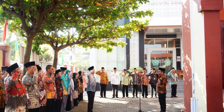 Apel Penghormatan Bendera Merah Putih, Kepala Kantor Kementerian Agama Kabupaten Batang Serahkan Izin Operasional (IZOP) Taman Pendidikan Quran (TPQ)