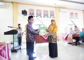 Kepala Kantor Kementerian Agama Kabupaten Batang, Akhmad Farkhan, Serahkan SK Kenaikan Pangkat Pengawas Madrasah