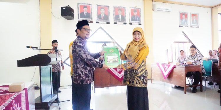 Kepala Kantor Kementerian Agama Kabupaten Batang, Akhmad Farkhan, Serahkan SK Kenaikan Pangkat Pengawas Madrasah