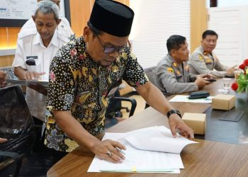 Kakankemenag Tanda Tangani Pelepasan Berkas Hak Tanah