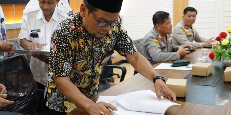 Kakankemenag Tanda Tangani Pelepasan Berkas Hak Tanah