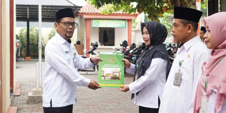 Penyerahan SK Mutasi dan Kenaikan Pangkat