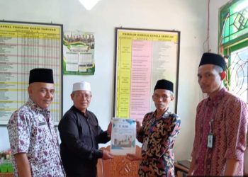 KUA Batang Serahkah Akta Ikrar Wakaf