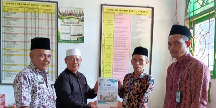 KUA Batang Serahkah Akta Ikrar Wakaf