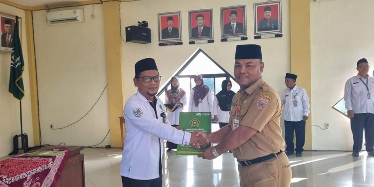 KaKankemenag Serahkan 25 SK