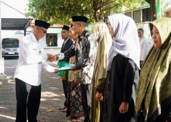 Kasi PD Pontren Serahkan  IZOP Dua Ponpes dan Enam TPQ