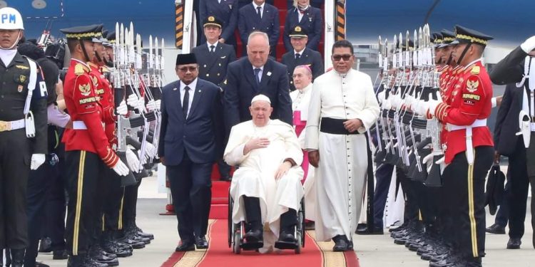 Sambut Kedatangan, Menag Harap Paus Fransiskus Saksikan Keberagamaan Indonesia Terpelihara dengan Baik