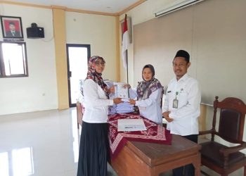 2509 Guru,Penyuluh dan Tenaga kependidikan Non PNS terima Seragam Kemenag