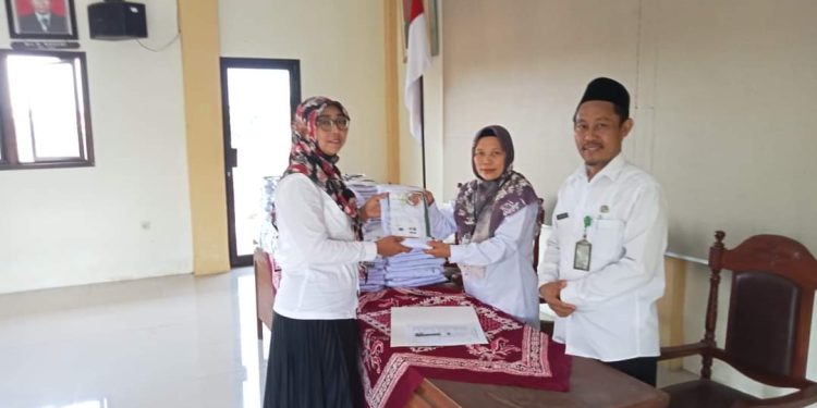2509 Guru,Penyuluh dan Tenaga kependidikan Non PNS terima Seragam Kemenag