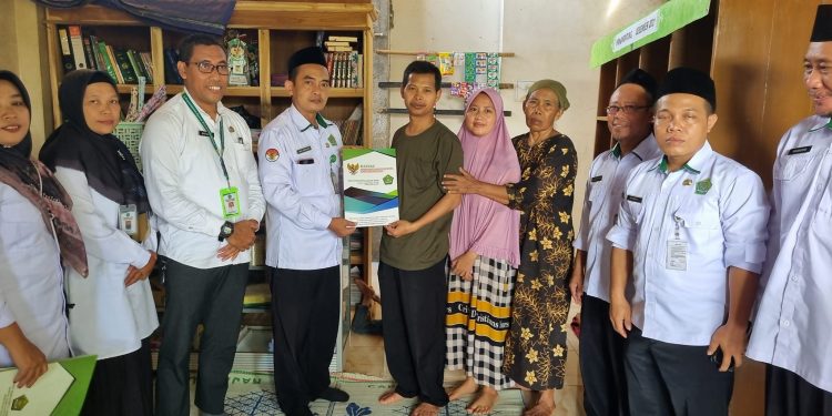 UPZ Serahkan Bantuan Korban Tanah Longsong Dan Puting Beliung