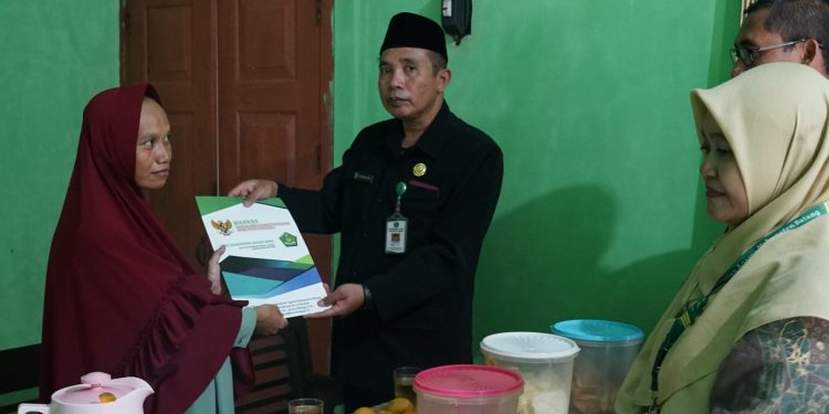 Kemenag Sambangi Penyuluh Agama Islam Yang Sakit