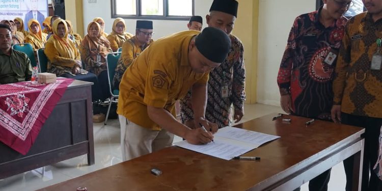 Penandatanganan SIK Tenaga Pramubhakti Kemenag Kabupaten Batang Tahun 2025