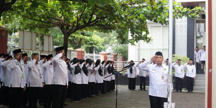 Apel Penghormatan Bendera Merah putih Digelar DiHalaman Kantor