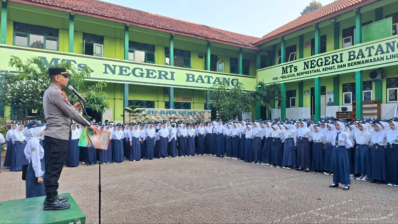 MTs Negeri Batang Gelar Apel Pagi Bersama Kapolsek Subah