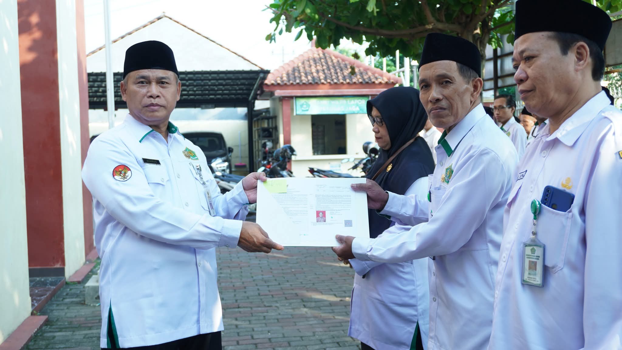 Kakankemenag Kab. Batang Serahkan SK Pensiun dan Mutasi