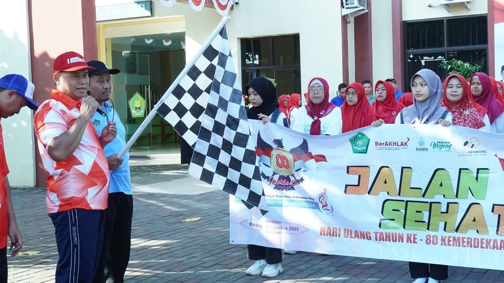 Jalan Sehat Kerukunan Warnai Semarak HUT RI ke -80 di Kemenag Batang