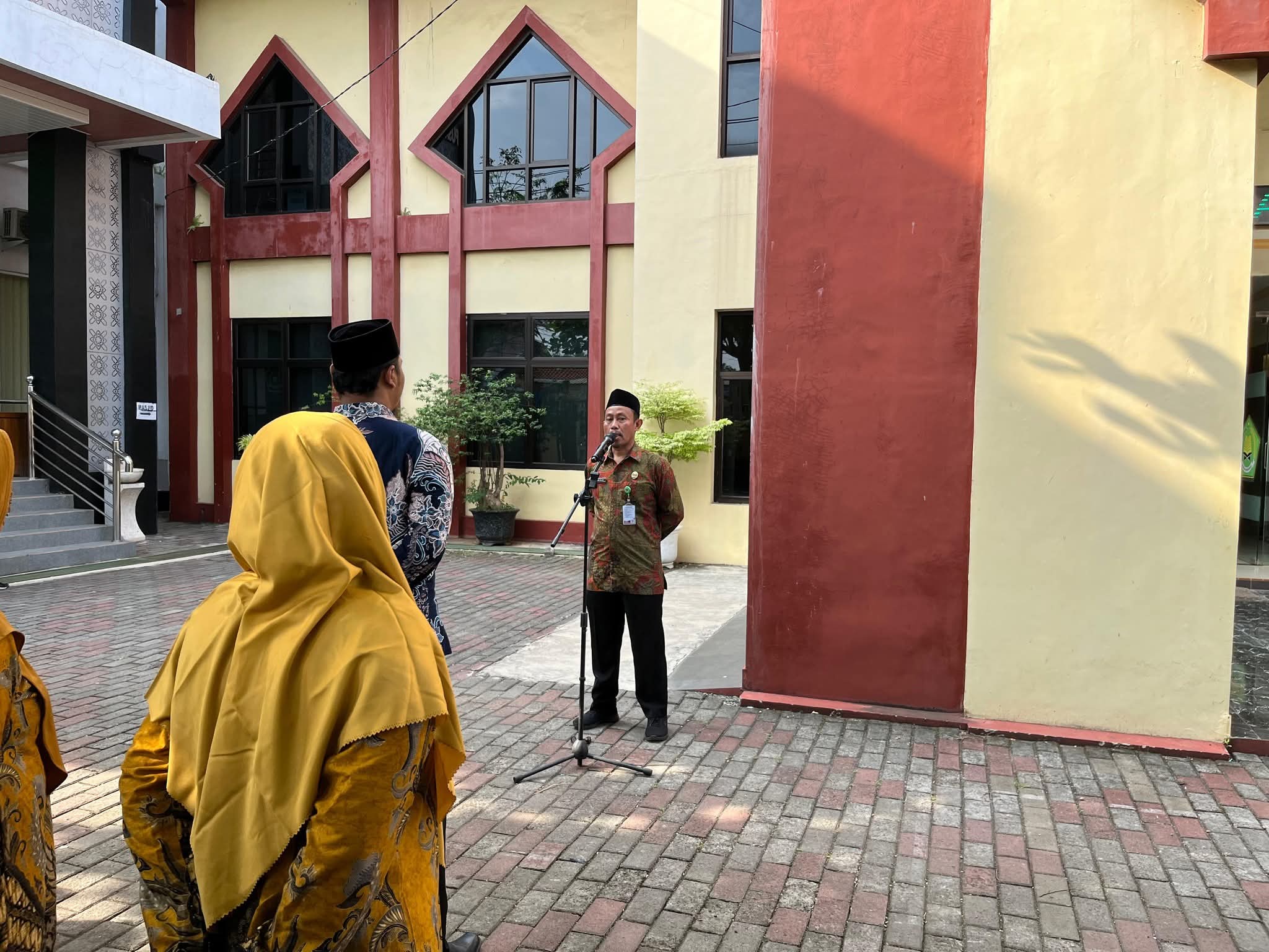 Perkuat Nasionalisme Kemenag Kab.Batang Gelar Apel Penghormatan Bendera