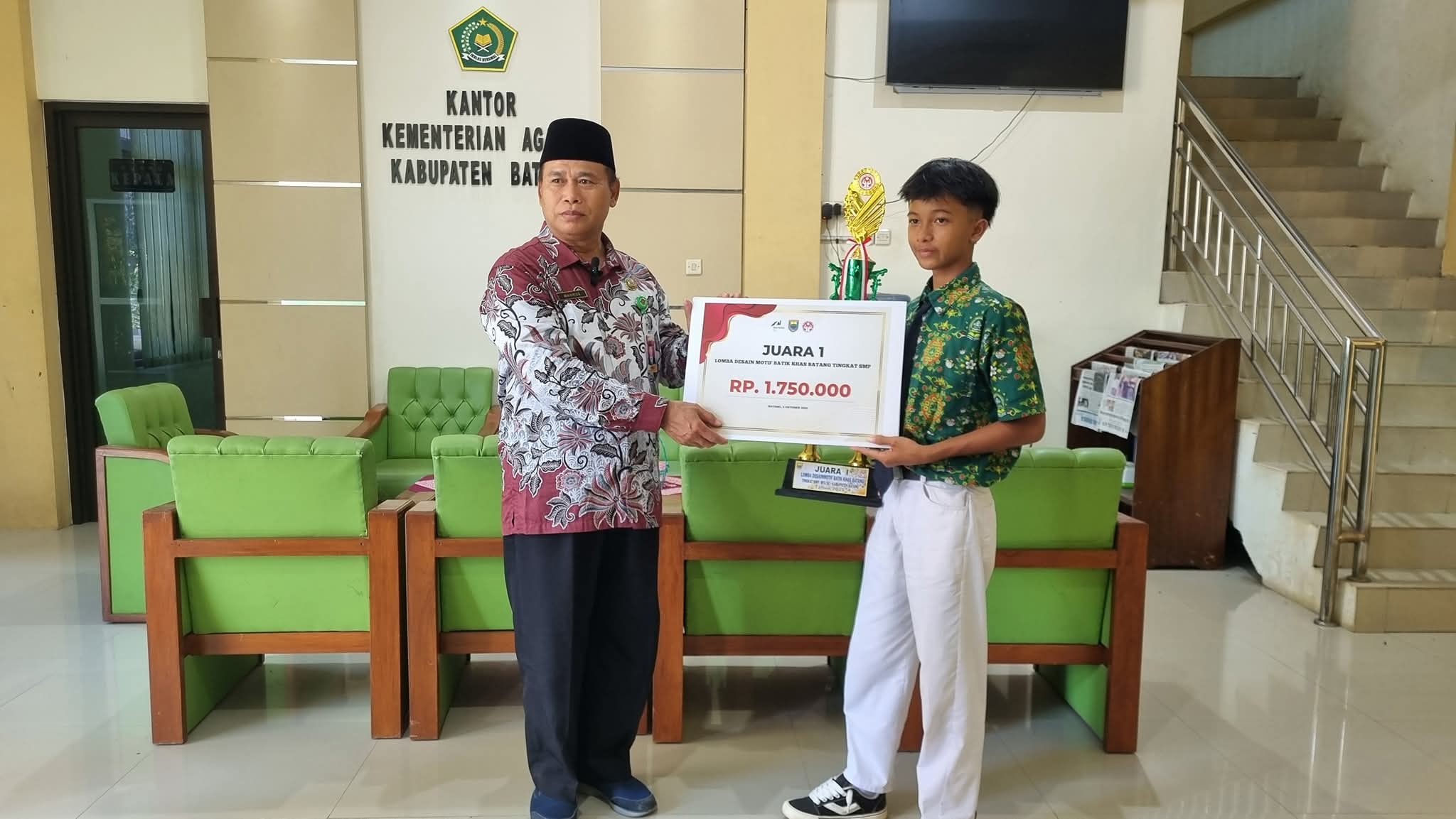 Kakankemenag Beri Reward Pada Juara Lomba Desain Batik Khas Batang