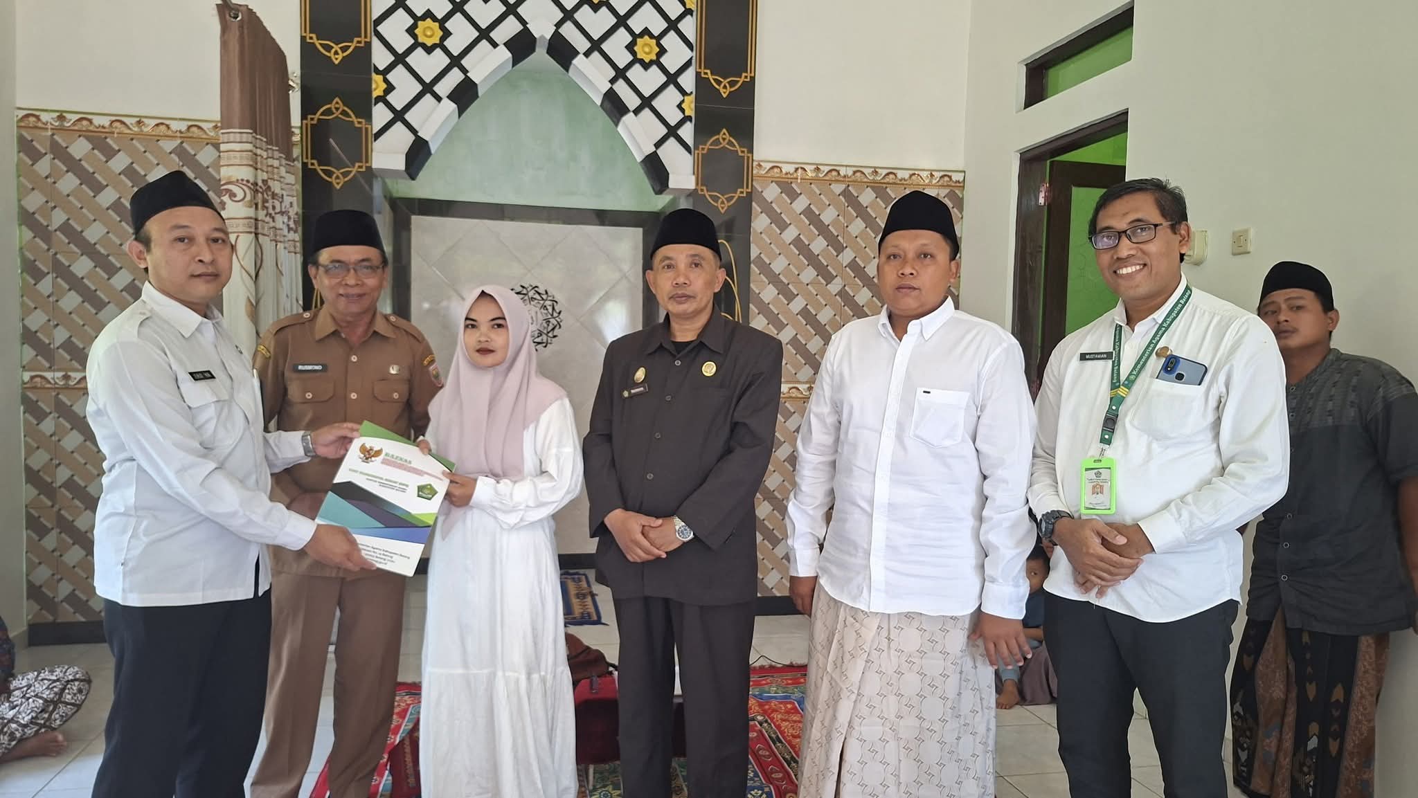 Kemenag Batang Salurkan Bantuan Korban Kebakaran