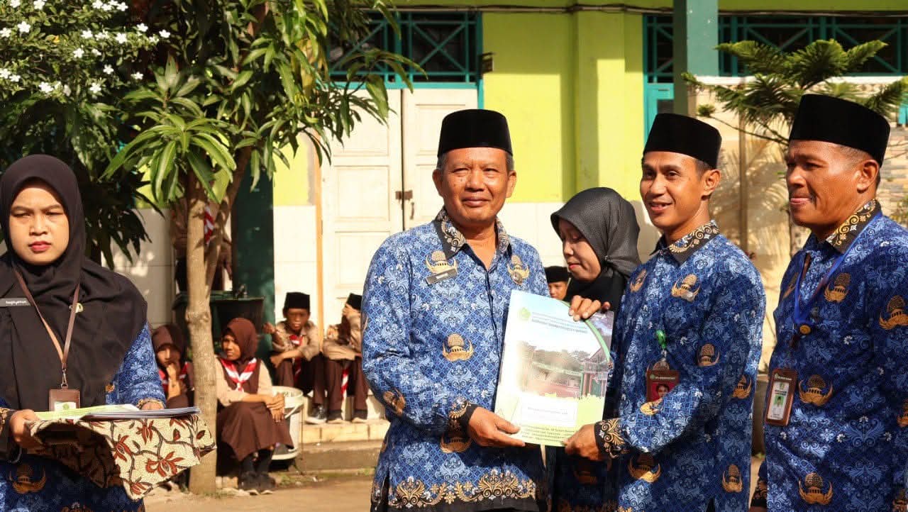 Momen Upacara HUT KORPRI, MTs N.Batang Beri Penghargasn Guru
