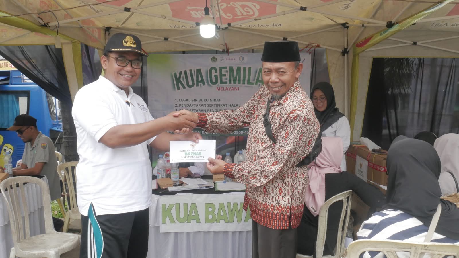 KUA Bawang dan Baznas Batang Salurkan Bantuan di Sambang Desa