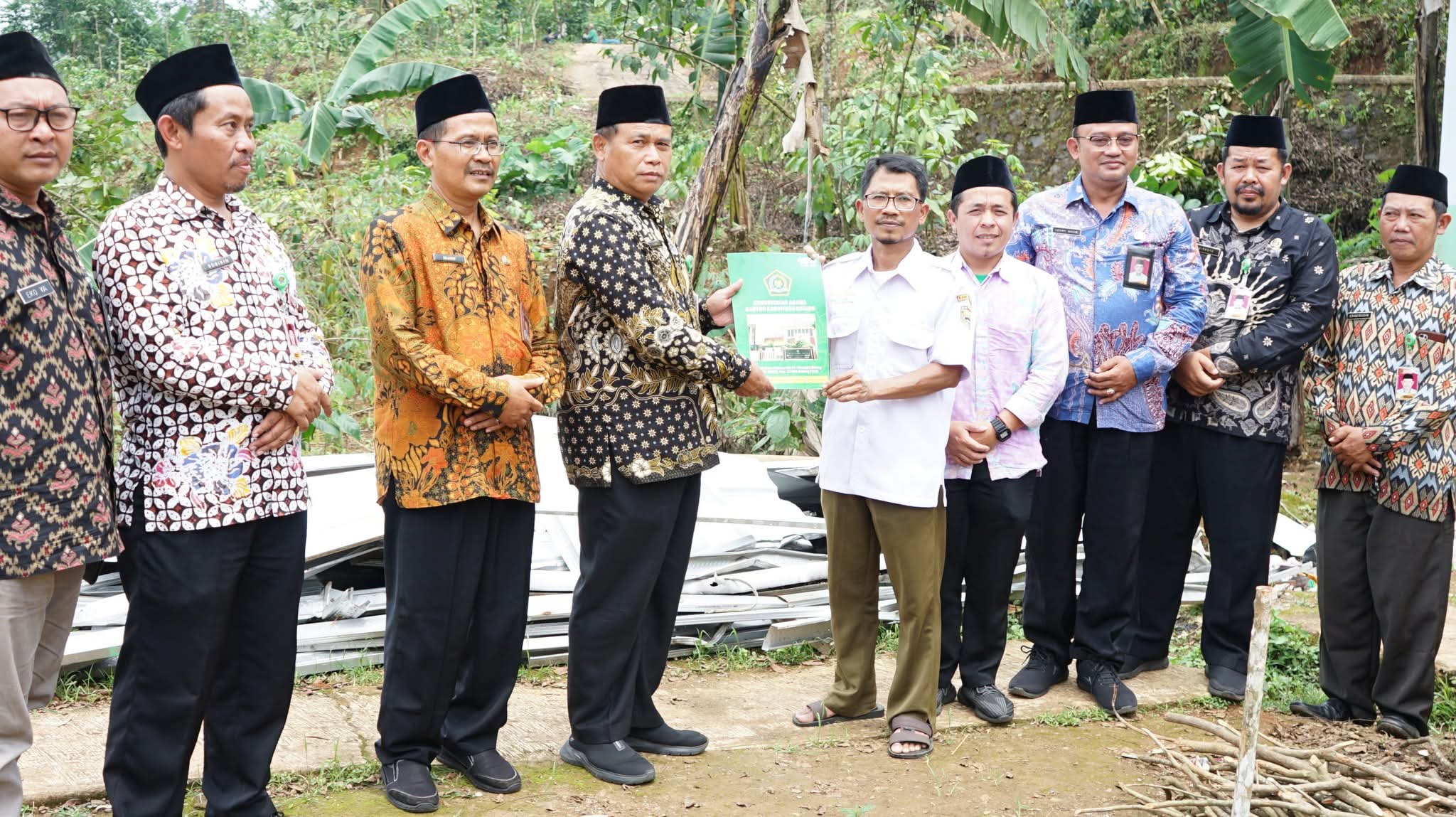 Kemenag Batang Salurkan Bantuan untuk MI Al Islam Kepundung