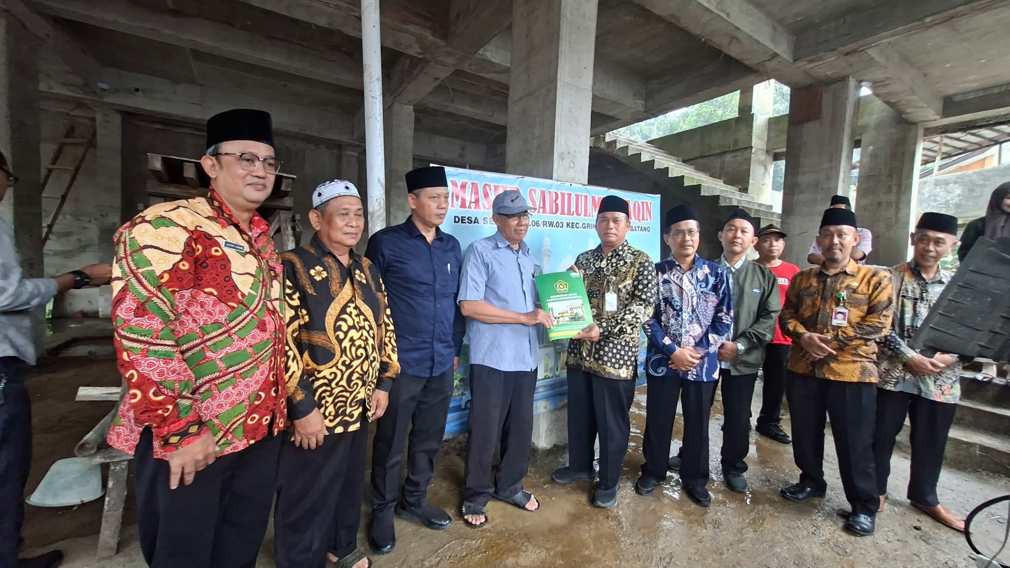 Kemenag Batang Salurkan Bantuan Pembangunan Masjid Sabilul Muttaqim Desa Sentul