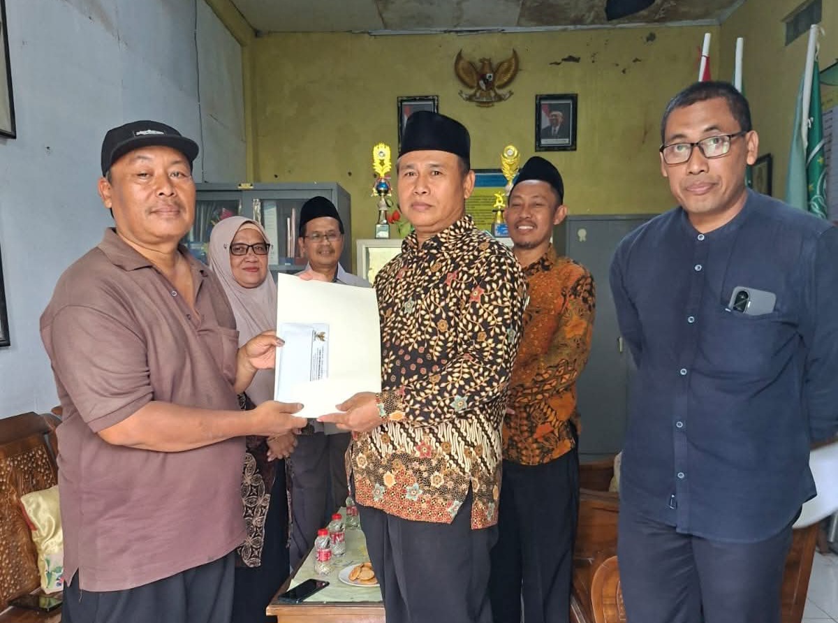 Kemenag Bantu MI Candiareng Yang Terkena Puting Beliung