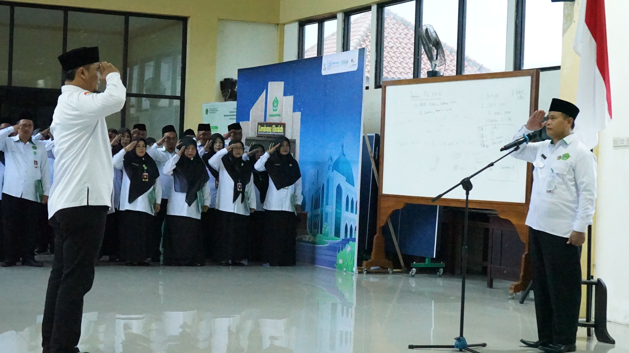 Kakankemenag Serahkan SK Kenaikan Pangkat