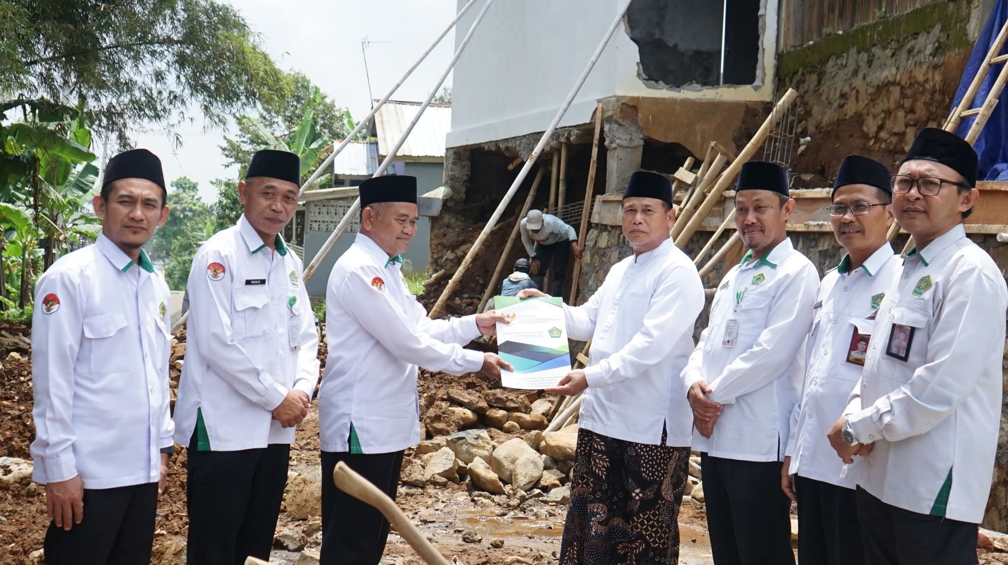 Kemenag Batang Salurkan Bantuan Korban Longsor Di MA Sunan Kalijaga