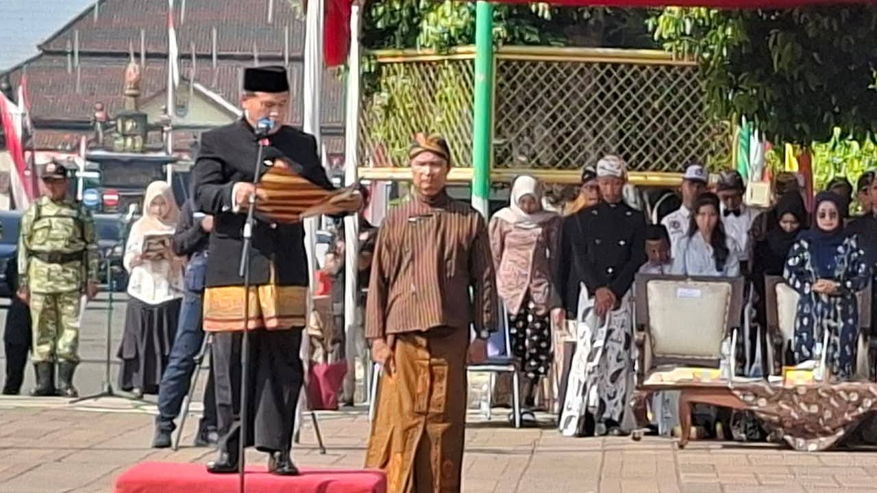 Kakankemenag Batang Baca Doa Pada Upacara HUT ke-60 Kab.Batang