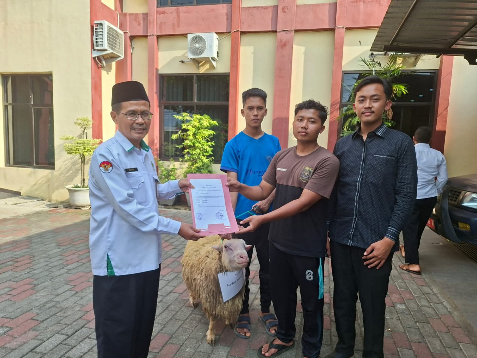 Kemenag Salurkan Hewan Kurban Ke Masjid Agung Batang