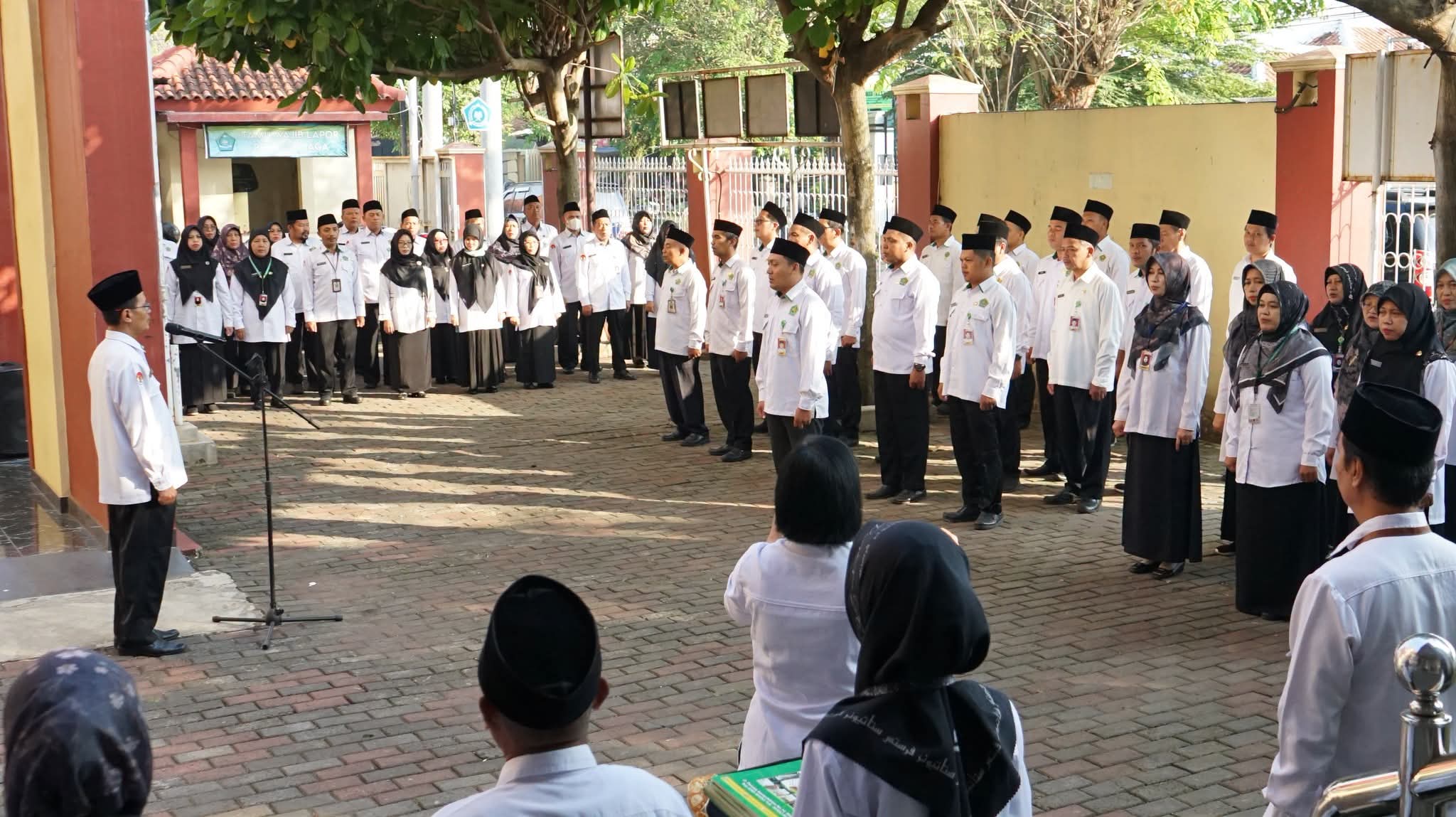 Serahkan SK Pensiun dan Kenaikan Pangkat, Plt. Kakankemenag Batang Ajak ASN Tingkatkan Kinerja