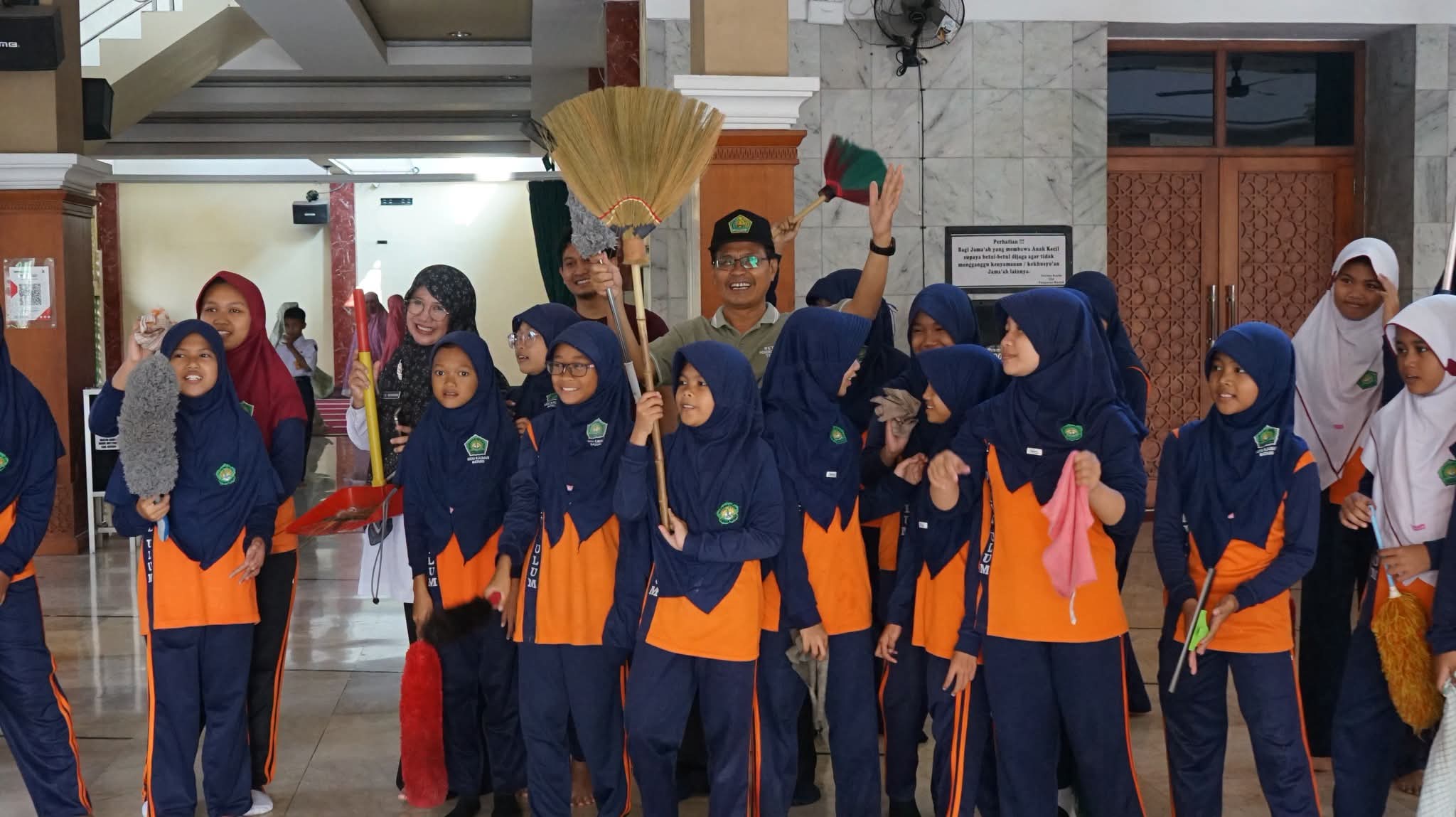 Kemenag Batang Semarakkan Gerakan Bersih-Bersih Masjid