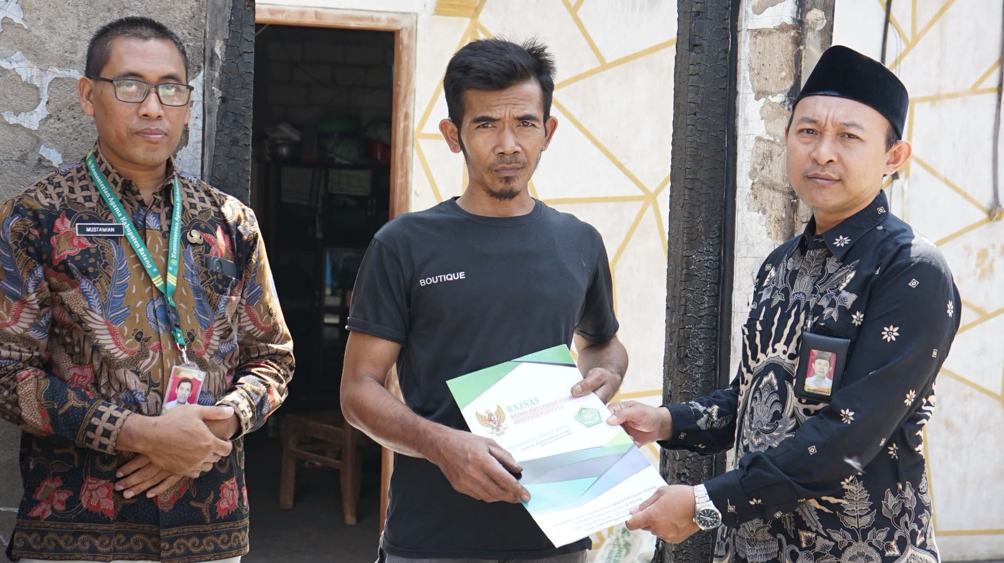 Kemenag Batang Salurkan Bantuan untuk Korban Kebakaran