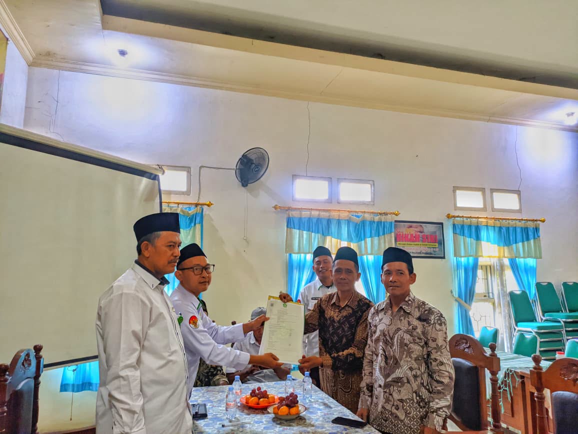 Ikrar Wakaf Bapak Ngasmad Dilaksanakan di KUA Banyuputih