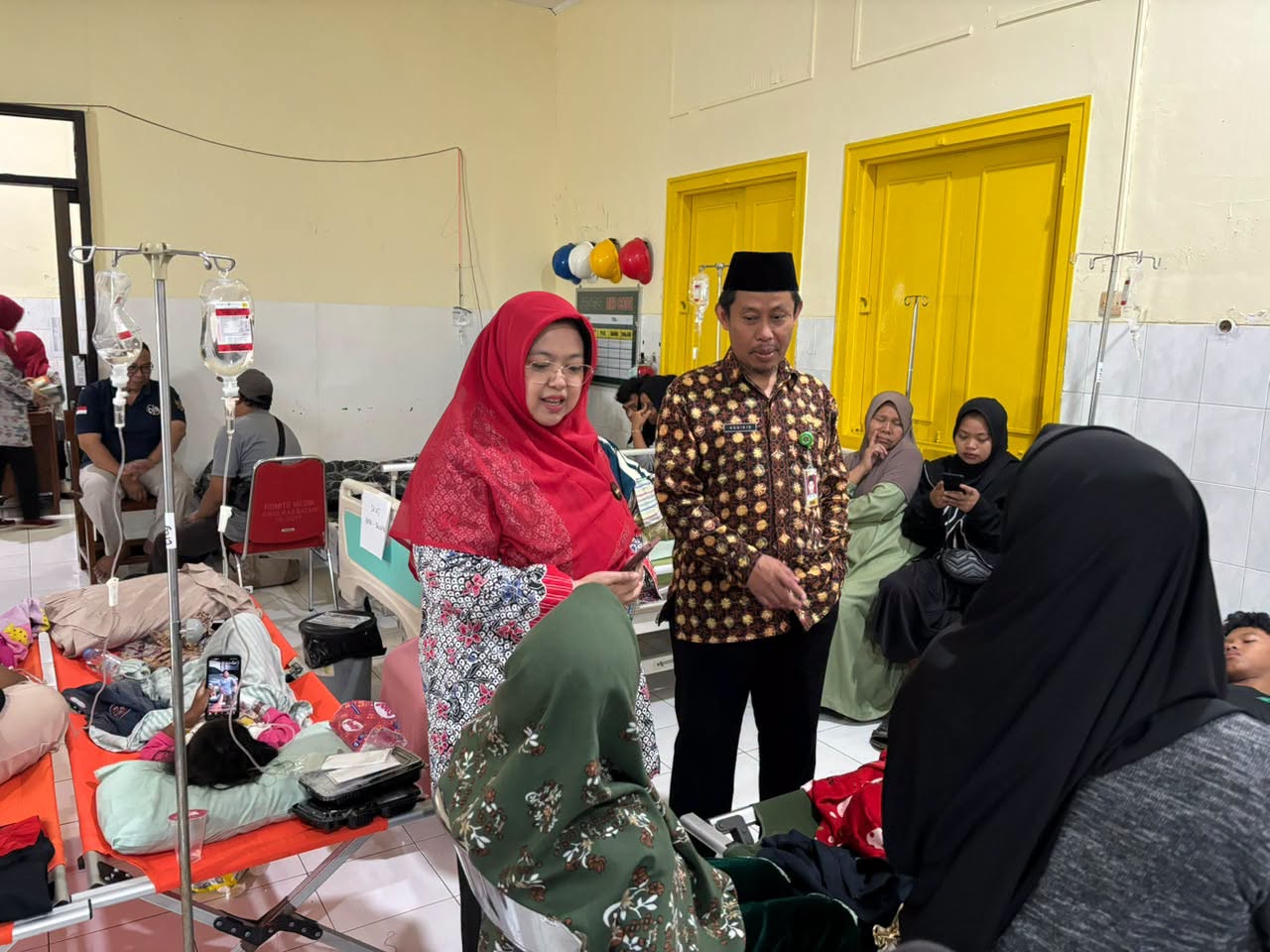 Kemenag Batang Jenguk Murid Madrasah yang Keracunan