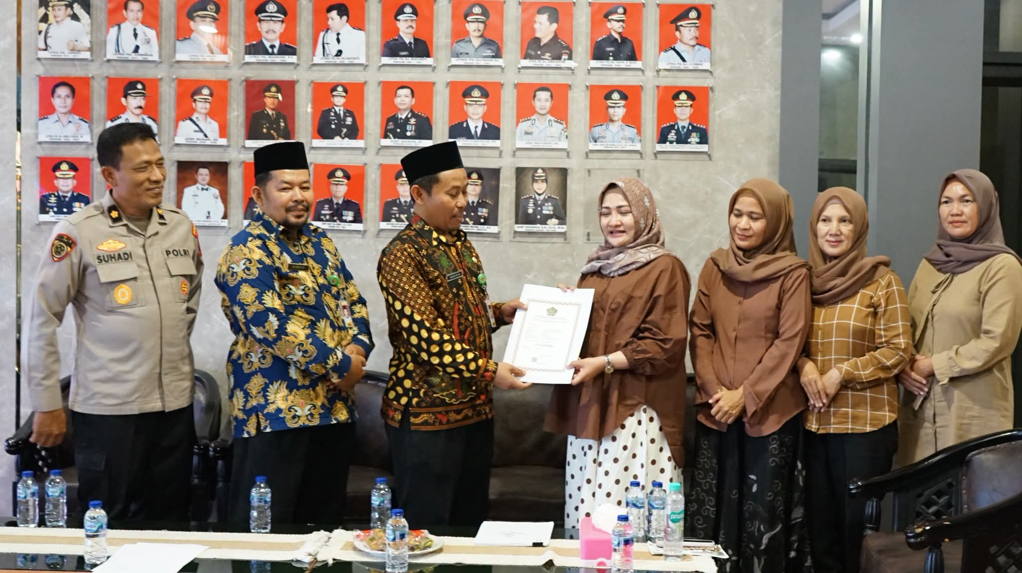 Kemenag Batang Serahkan Ijop TPQ Kemala Bhayangkari