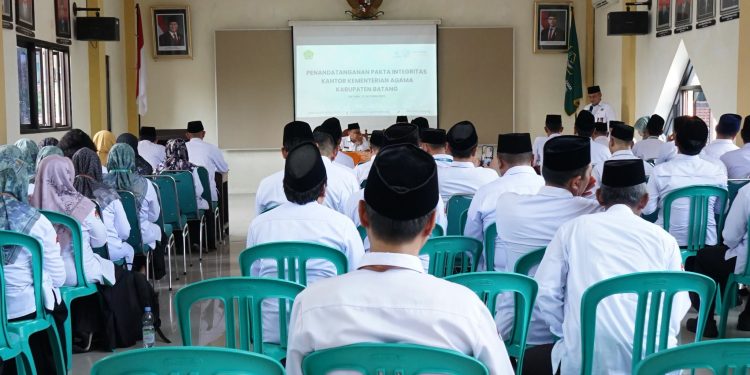Perkuat Komitmen ASN Kemenag Tandatangani Pakta Integritas