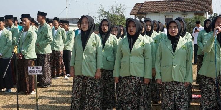 Santri Rafirna dan Siswa MTs Nurussalam Meriahkan Hari Santri Tersono