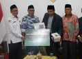 Ditjen Bimas Islam Serahkan Buku Keagamaan dan Tablet Pada Pondok Modern Tazakka Batang