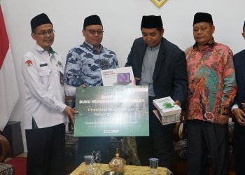 Ditjen Bimas Islam Serahkan Buku Keagamaan dan Tablet Pada Pondok Modern Tazakka Batang