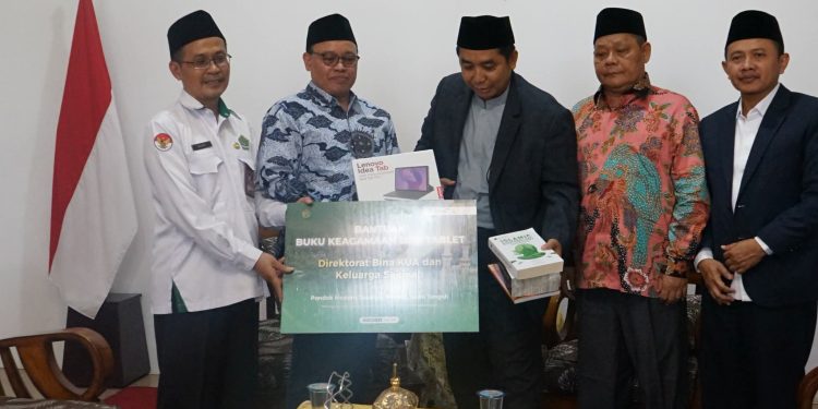 Ditjen Bimas Islam Serahkan Buku Keagamaan dan Tablet Pada Pondok Modern Tazakka Batang