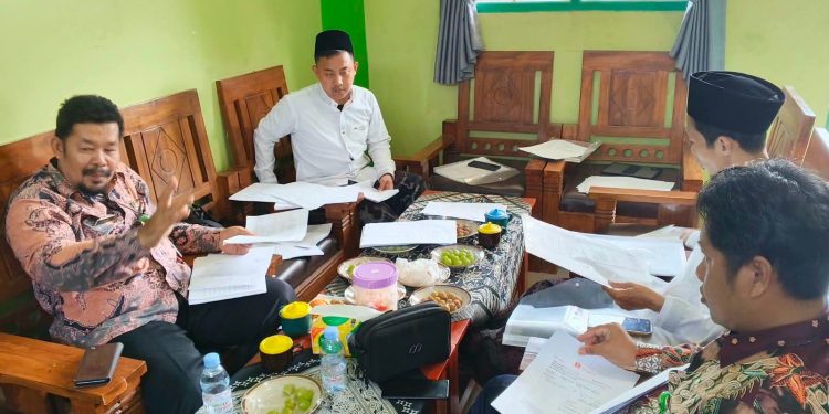 Kemenag Dampingi Penyusunan LPJ BOS PDF Darul Ulum Tragung 