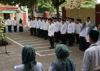 Apel Pagi Dirangkai Penyerahan SK Pensiun dan SK Kenaikan Pangkat