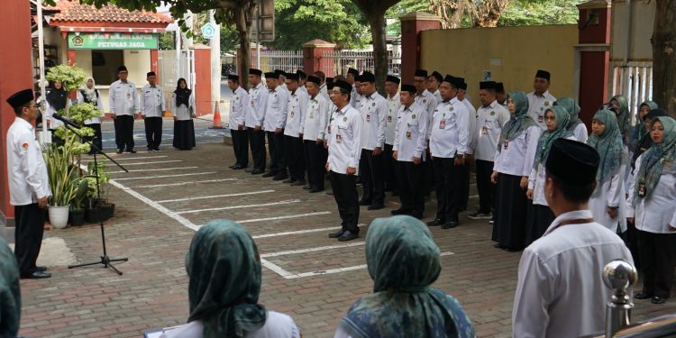 Apel Pagi Dirangkai Penyerahan SK Pensiun dan SK Kenaikan Pangkat