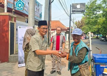 Kemenag Batang dan Excellent Zakat Berbagi Sarapan untuk Pejuang Nafkah