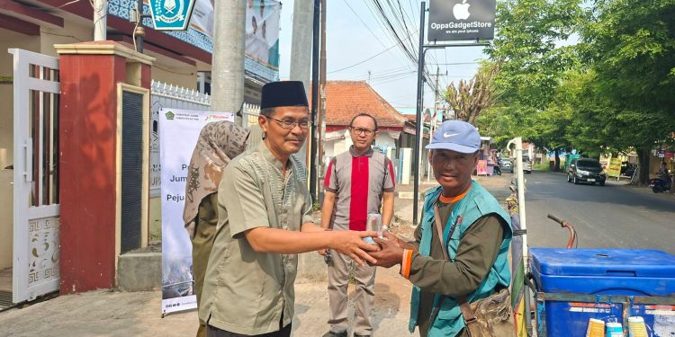Kemenag Batang dan Excellent Zakat Berbagi Sarapan untuk Pejuang Nafkah